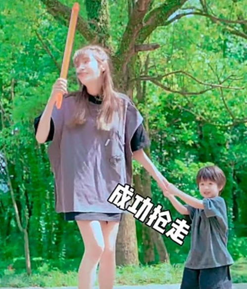 麦迪娜分享郊游照,一家三口超有爱,麦迪娜眼神尽显母爱