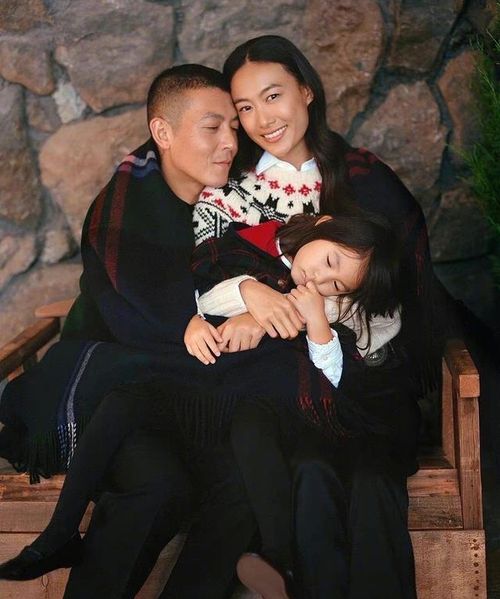 陈冠希专一照被晒出,与妻子相视而笑时,脸上变化让人震惊