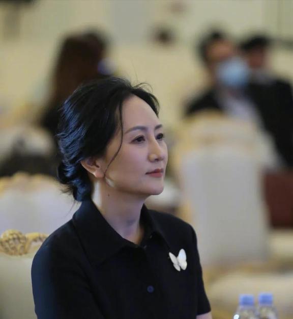 女人过了50岁怎么打扮更气质,不妨借鉴孟晚舟,她的变美思路在这
