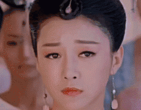 搞笑美女动态图,女人只会影响我拔剑的速度搞笑妹子gif
