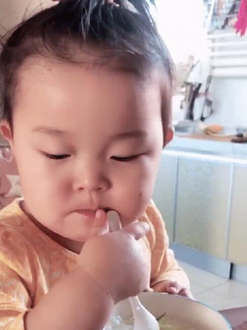 妈妈哄骗宝宝吃饭,孩子识破翻白眼爸爸笑喷,网友行走的表情包