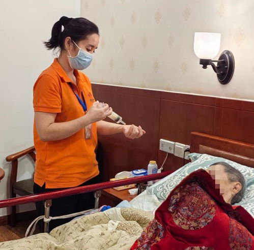 高龄失能失智老人夜间如何被照护记者探访深夜中的养老院