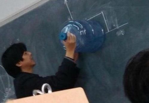 学生抓拍老师尴尬时刻,方位角度拿捏得恰到好处,真实又好笑