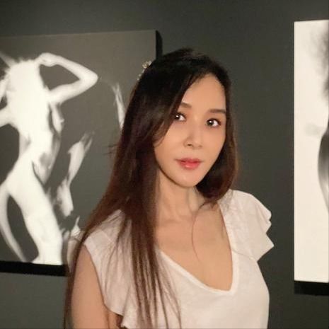 齐秦与美女深拥贴脸告别,60岁发福尽显老态,前女友仍美似少女