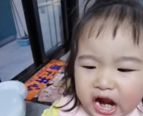 山东宝妈喂萌娃吃跳糖,孩子秒变痛苦面具,随后萌娃表情亮了