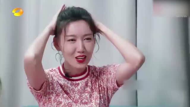 高露直言想和何冰演情侣,何冰表情当场管理失控,岁数差的大点吧