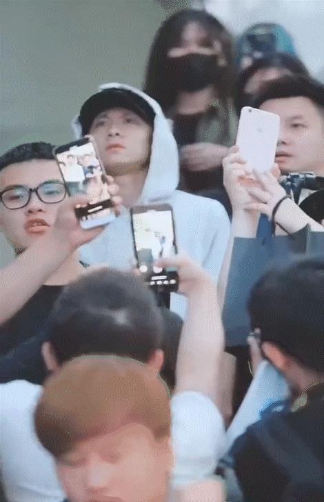 张一山被众多粉丝围堵微表情搞笑,网友调侃他可能想去上厕所
