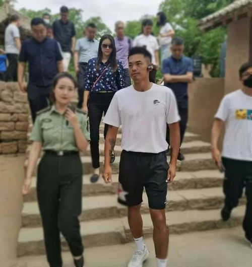 林丹一家六口游延安被围观,和妻子全程保持距离,表情严肃零互动