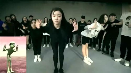 小姐姐跳搞笑外星人舞,表情好可爱,直接被圈粉了