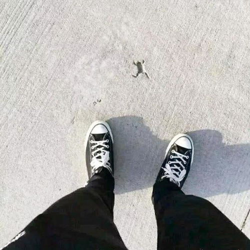 搞笑图片女汉子也有细心的一面,她晒的芭比娃娃在衣架上做体操