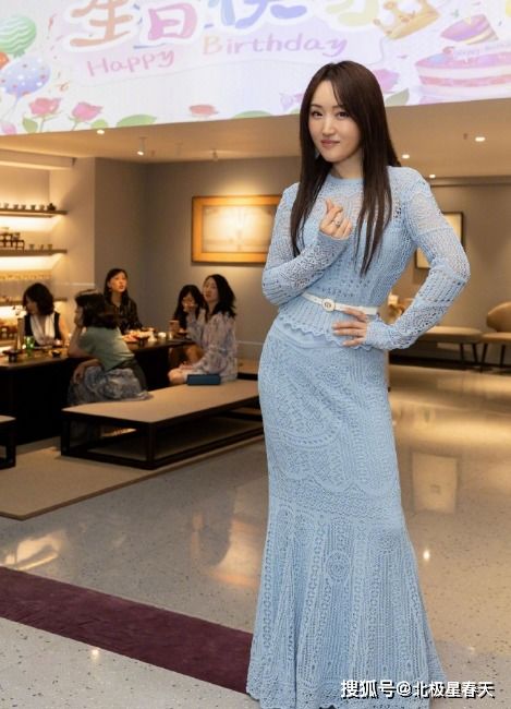服了杨钰莹,一袭蕾丝包裙庆50岁生日,状态优雅知性似少女