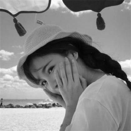 好看时尚戴帽子的黑白女生头像,只想让自己变的更优秀