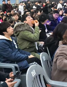 继吃热狗后王思聪吃玉米再现一口吞