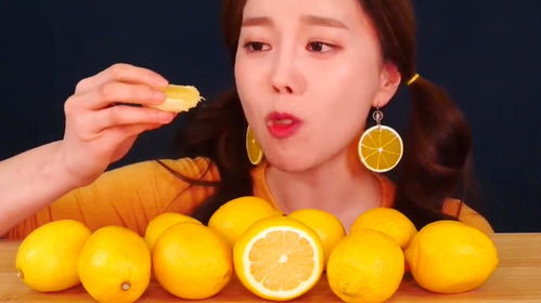 美女挑战无表情吃柠檬,看起来就很刺激啊