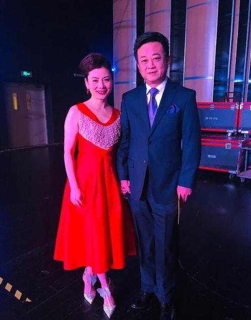 50岁周群跟朱军52岁老婆同框,一个素颜清纯,一个梳老人头像奶奶