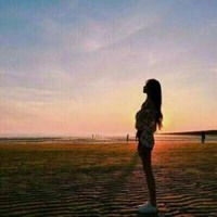 情侣头像一男一女背影海边海边漫步的情侣背影浪漫头像