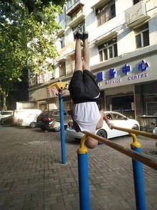 厉害了,我的大爷徐州70岁老人花式玩转单双杠......各种高难度,完爆小鲜肉