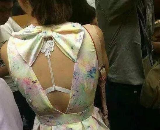 每日一笑妹子你的衣服如此前卫,后边的我真是不忍直视啊
