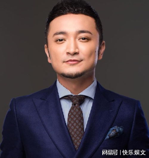 40岁尼格买提离婚后首露面与撒贝宁滑雪心情好,年轻女粉抢合影