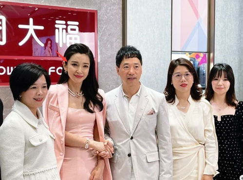 48岁李冰冰出席活动,表情管理失败暴露年龄,意外撞脸吕丽萍