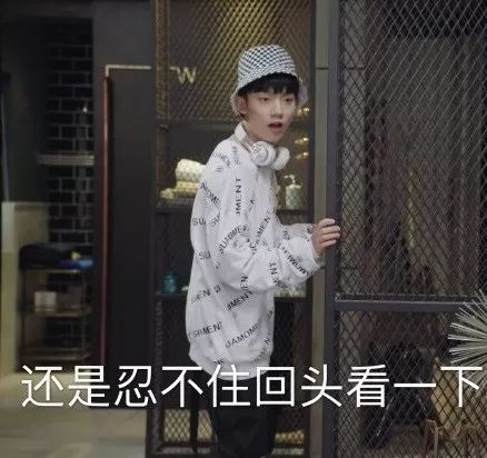 李明德搞笑表情包童颜夫妇的神助攻,也是表情包界的扛把子