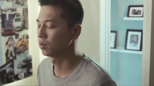 小伙早晨上厕所,不料美女直接打开厕所门,他尴尬的表情太搞笑了
