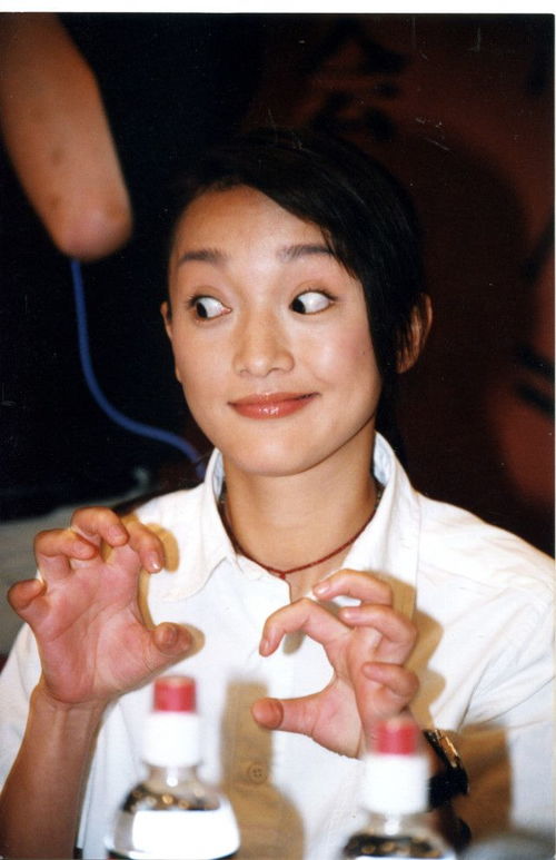 周迅20年前旧照曝光,面对镜头表情搞怪翻白眼,难掩俏皮活泼