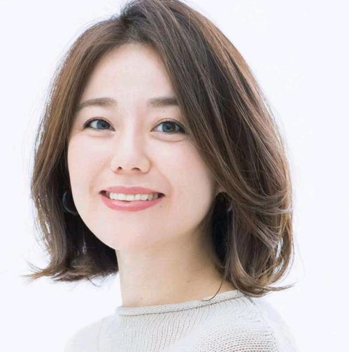50岁女人尽量避开满头烫发型,试试这几种短发烫发,更显年轻