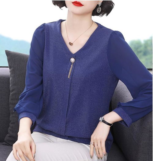 四五十岁女人要穿嫩一点,少穿裙子多穿这样的小衫,减龄又百搭