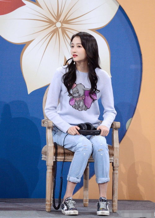 关晓彤演绎春季穿搭,小飞象毛衣搭牛仔裤,22岁少女感十足