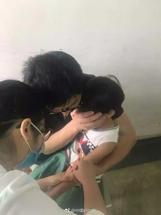 7岁女儿忍痛抽骨髓血妈妈我救你
