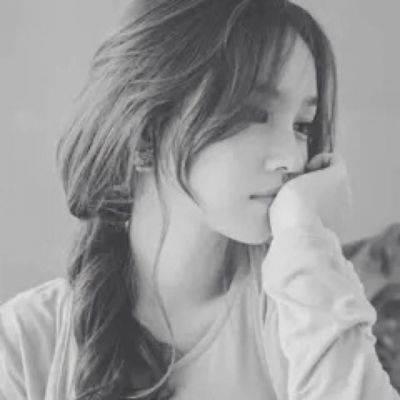qq黑白女生头像霸气,活在别人的掌声中女生