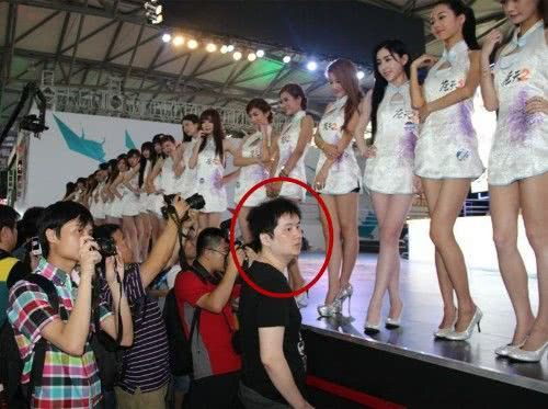 爆笑gif图大哥看你顾左顾右的表情,很后悔今天出门没带相机吧