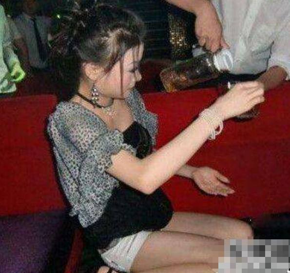 18岁男子失恋,喝醉后被40岁妇女带进酒店,男子太能折腾了