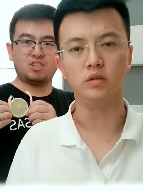 兄弟俩挑战面无表情吃柠檬,最后发现是个青铜,太好笑了