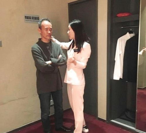 70岁王石每月有百万退休金,小30岁明星妻子和幼女陪在身边
