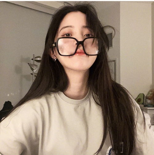 组图欧阳娜娜绿洲戴黑框眼镜托腮自拍表情搞怪潮范儿十足