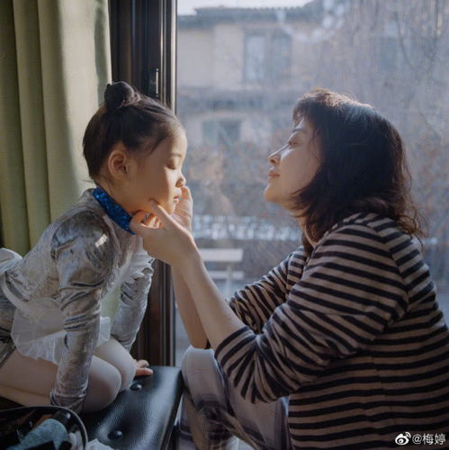 44岁梅婷带儿女现身机场,紧紧牵着孩子母爱爆棚,打扮颇显年轻