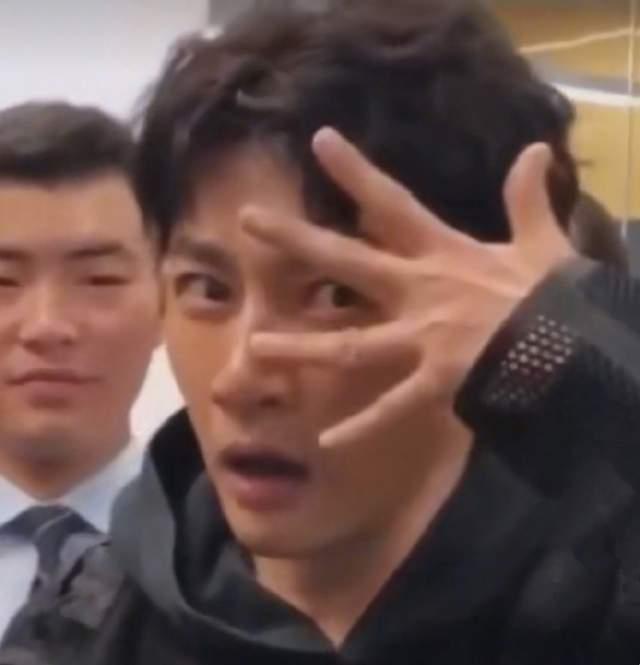 岳云鹏模仿新表情包,还原裂开图案,却被网友搞笑修复