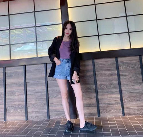 穿西装别总一味配西裤,瞧瞧徐璐的穿法,初夏这样穿美得刚好