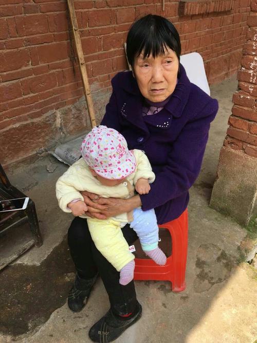 踩生不是迷信说法第一个抱孩子的人,确实很关键