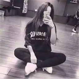 qq头像女卡通酷盘腿