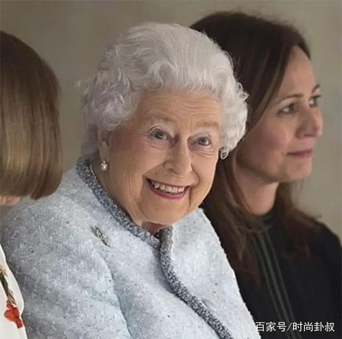 乔治王子表情丰富,原来是随了英国女王,网友祖孙俩都是表情包