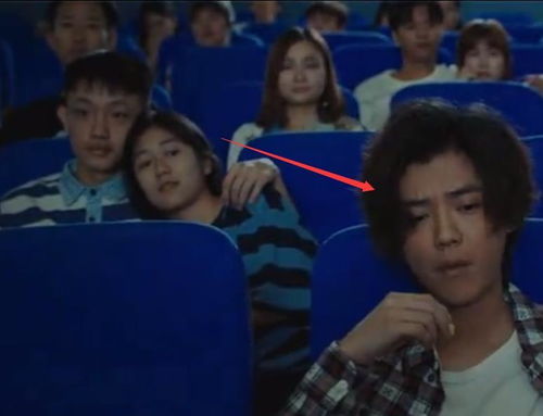 粉丝当鹿晗群演时的表情太搞笑了,窝在男友怀中全程紧盯鹿晗