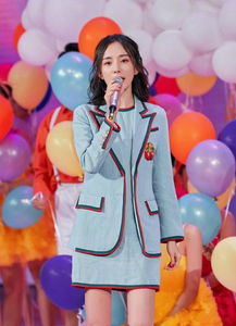 杨幂漫画腿名不虚传,不p腿都有磨皮效果,难怪说少女