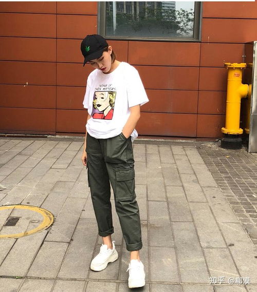 军绿色直筒工装裤和白色帆布鞋搭配什么上衣