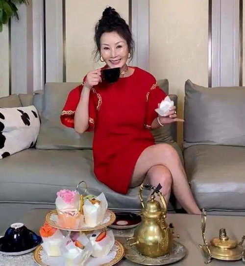 被62岁冻龄奶奶美到了穿衣精致,生活讲究,貌美似少女