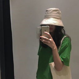 手机控女生头像,手里拿手机自拍的头像