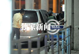黄渤回上海神情疲惫哈欠连天上演表情秀