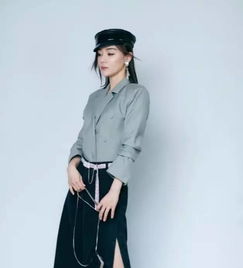 气质女神袁姗姗的穿搭,条纹的西装简约大气,蓝色衬衣青春阳光